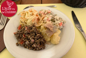 « Etablissement situé en Puisaye, le « Restaurant de la Gare » propose une cuisine familiale faite maison qui titille les papilles. Equilibrée et généreuse, la table rend hommage aux bons produits traditionnels à l’instar des boulettes de viande, agrémentées de pâtes pour des prix tout à fait raisonnables… ».