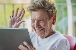 « Le soutien aux personnes âgées se poursuivra ces prochaines semaines. Il vise à sortir les seniors de leur solitude en les accompagnants grâce à la dotation de moyens de communication numériques. Pour se faire, le Crédit Agricole Champagne-Bourgogne a créé sa propre fondation de solidarité… ».