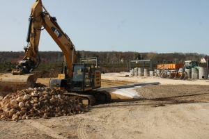 « La zone d’activité économique du nord d’Auxerre prend forme petit à petit après le lancement de plusieurs chantiers qui préparent la venue des deux premières entreprises sur le site, la PME YCARE et le distributeur d’énergie, ENEDIS. D’autres entités ont été contactées par les services de l’Agglo et l’agence Yonne Développement pour compléter ce tableau… ».