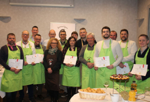 « La cérémonie des nouveaux intronisés au sein de la structure « GOURMAND’YONNE » a été menée de main de maître par le « Monsieur Loyal » habituel, le volubile Gauthier PAJONA. Entre anecdotes, humour et délicatesse, les nouveaux membres ont reçu leur tablier vert des mains du président et chef du « Rive Gauche », Jérôme JOUBERT… ». 