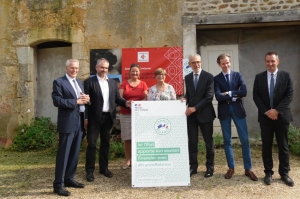 « Aux côtés de Jean-François BREGY, président de l’association « La Maison de Colette », le préfet Henri PREVOST a rappelé avec force son souhait de voir le patrimoine de Puisaye, sauvegardé mais également mis en valeur. Des propos certainement appréciés par le député Guillaume LARRIVE, la sénatrice Dominique VERIEN et la vice-présidente du Département en charge des affaires culturelles et touristiques Isabelle FROMENT-MEURICE… ».