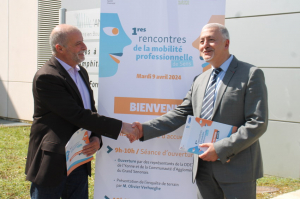 « C’est presque à une poignée de main historique qu’ont eu droit les protagonistes de ce nouveau concept, basé sur l’art de l’anticipation et de la communication à Sens au service du recrutement, lors des premières Rencontres de la Mobilité professionnelle. Marc BOTIN et Wassim KAMEL se sont montrés enthousiastes lors de la présentation de ce concept, qualifié par le sous-préfet de Sens d’unique en France…Prometteur…».
