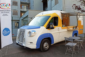 « Vitrine insolite et agréable à l’œil, le van Citroën qui assure la promotion itinérante des ateliers numériques, une campagne de sensibilisation portée par la Chambre de Métiers et de l’Artisanat régionale et la filiale française de GOOGLE, son partenaire…Il sera accueilli à Auxerre et à Maillot les 03 et 04 mai. ».