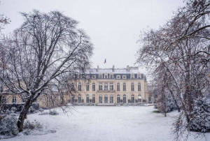 « Il reste encore quinze mois avant de connaître le verdict définitif de la prochaine présidentielle en France. Et le nom du futur locataire de l’Elysée ! Pour autant, tous les camps y compris les candidats les plus improbables affûtent leur stratégie en vue de conquérir le pouvoir suprême : celui de gouverner l’Etat français. Mais combien obtiendront les faveurs des élus et de leurs cinq cents signatures ? ».