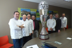 « Dirigé par Romuald FASSENET, chef étoilé du Mont-Joly à Sampans (Jura) (à gauche), le jury de professionnels s’est réuni cette semaine pour annoncer la liste des quatre concurrents finalistes de cette seconde édition. Ces derniers disputeront l’épreuve dans les cuisines du CIFA d’Auxerre le 21 mars prochain en concoctant un menu complet pour 36 jurés… ».