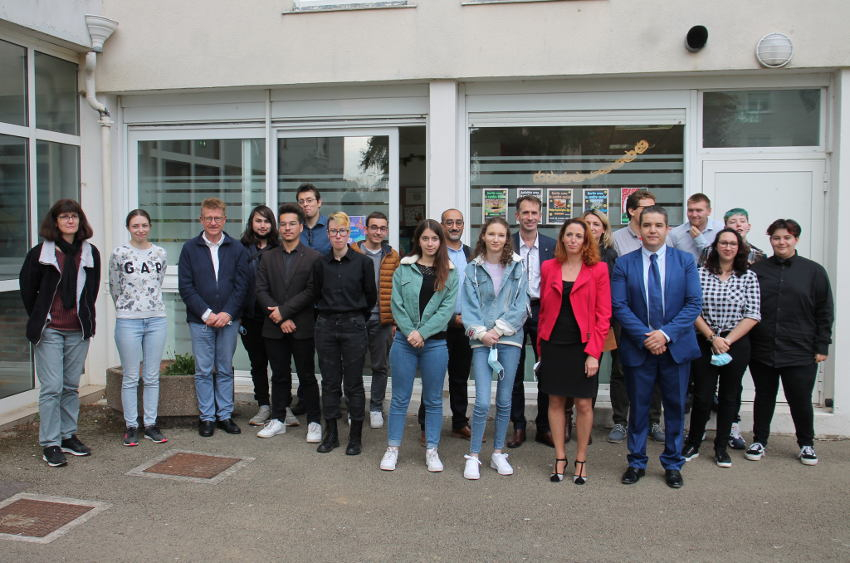 « Testée dans le cadre du plan « 1 jeune 1 solution », l’opération « Gagne ton job en 5 clicks » offre un atout supplémentaire au jeune public à faire valoir auprès des employeurs dans le cadre de leur insertion professionnelle…Une expérience menée par la Mission Locale de Tonnerre/Avallon avec le concours du GRETA et de l’ARCEF ».