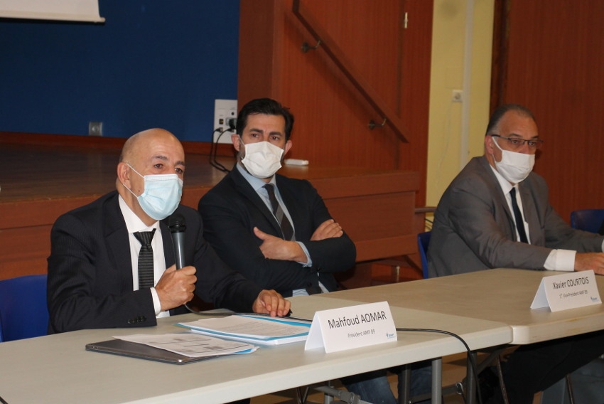 « Aux côtés de l’un de ses vice-présidents (Xavier COURTOIS), Mahfoud AOMAR, renouvelé dans ses fonctions de président de l’AMF 89, espère que chaque élu travaille harmonieusement dans l’intérêt du territoire. Un souhait formulé juste avant que ne tombe le verdict qui le donnait vainqueur… ».