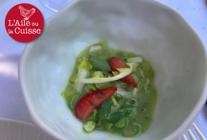 « C’est l’un des quatre établissements doublement étoilé de la Bourgogne Franche-Comté ! Un petit paradis visuel qui offre une appréciation exquise au palais de l’univers gastronomique raffiné de Cédric BURTIN, à recommander aux épicuriens ! ».