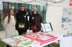 « Rose-Marie DANTAS, responsable du recrutement et de la formation au sein de l’entreprise de production volaillère DUC (à droite) a confirmé le recrutement d’une dizaine de postes au sein de la filiale du groupe néerlandais PLUKON lors de sa venue avec ses collaboratrices au « Marché de Noël » de France Travail à Auxerre. Des postes d’encadrants et d’ouvriers sont activement recherchés…A vos CV ! ».
