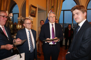 « Valoriser l’engagement des jeunes qui ont choisi l’apprentissage : c’est le credo de la Société des Membres de la Légion d’Honneur de l’Yonne et de son président, Baudouin DELFORGE, à gauche, qui ont récompensé six lauréats lors d’une cérémonie officielle accueillie dans les salons de la préfecture… ».