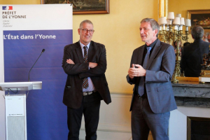 « Changement de responsable à la DDT (Direction départementale des Territoires) de l’Yonne avec le départ à la retraite de Didier ROUSSEL, salué par le préfet Pascal JAN. C’est Manuella INES qui hérite de la succession depuis le 19 septembre… ».