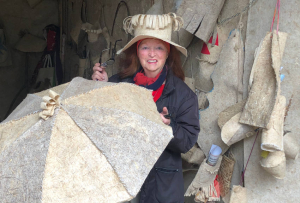 « A 87 ans, l’égérie du Donjon de Cravant Colette BECHET souhaite céder son bien historique en lui garantissant une nouvelle vie, optimisée autour des arts et de la culture. Elle lance un appel aux férus de patrimoine pour qu’ils se rapprochent de la mairie, potentielle acquéreuse de ce site… ».