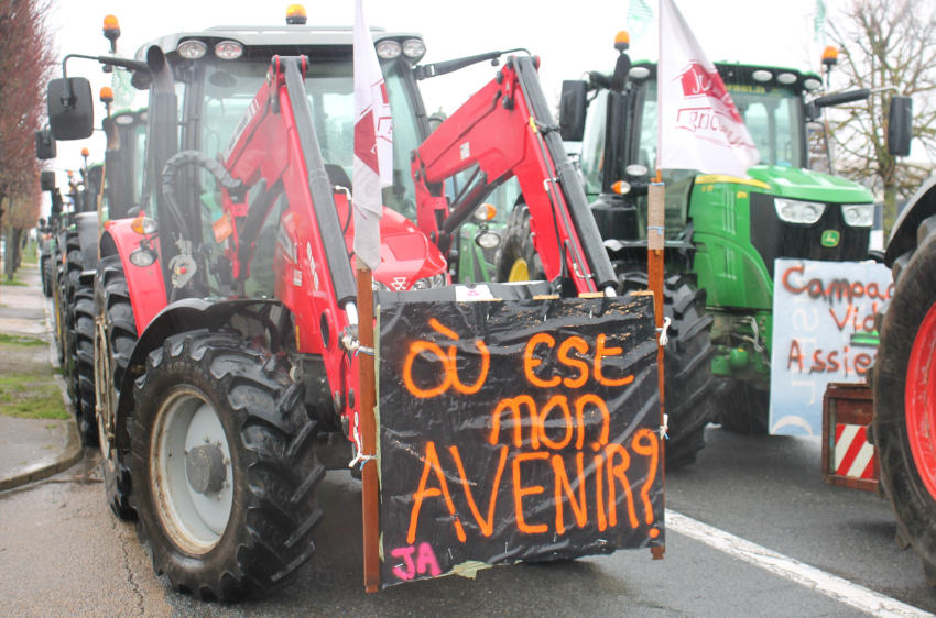 « La marge de manœuvre du nouveau gouvernement est quasi nulle hormis l’usage du 49.3 pour passer le budget 2025, très contesté et contestable, en force. Alors que les agences de notation voient d’un très mauvais œil la situation financière de la France, l’Hexagone s’enfonce un peu plus chaque jour dans les limbes de la récession, voire de la faillite comme pour les entreprises à l’image du monde agricole… ».