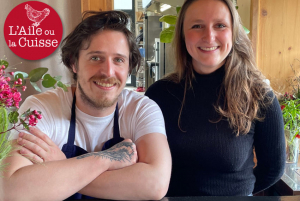 « Heureux dans leur nouvelle aventure ! Pacôme CINTRACT et François GUENOT, respectivement 24 et 28 ans, régalent les adeptes de la nature et de l’authenticité champêtre à la « Guinguette de la Cour Grenouille » à Druyes-les-Belles-Fontaines. Une cuisine traditionnelle, revue et corrigée par l’ancien chef de l’Hostellerie de la Poste de Clamecy, prometteuse et appétissante à base de produits locaux… ».