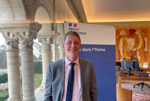 « Attractivité du territoire et essor de l’économie : ce sont les clés de voûte du nouvel homme fort de la préfecture de l’Yonne. Lors de sa première conférence de presse à Auxerre, Pascal JAN a dévoilé son programme implicatif en sa qualité de représentant de l’Etat sur notre département. Un copieux menu où figureront aussi la sécurité routière et le respect de la citoyenneté… ».