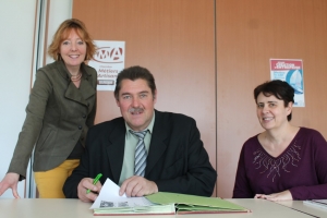 « Lors d’une conférence de presse, le président de la Chambre de Métiers et de l’Artisanat de l’Yonne, Jean-François LEMAITRE, a renouvelé sa totale confiance à Nathalie CHEVANCE (à droite) en la propulsant au poste de responsable de l’unité administrative de la section départementale de l’organe consulaire. La jeune femme remplacera Isabelle DUMONT (à gauche) en partance pour le Conseil départemental de l’Yonne… ».