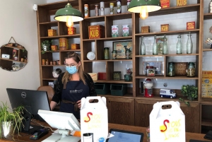 « Le concept de drive piéton est encore peu développé dans l’Hexagone. Auxerre peut s’enorgueillir de posséder avec cette vitrine au décorum insolite une originalité dans son hyper centre… ».