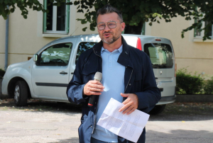 « Il se veut le garant des valeurs humaines et le passeur d’âme de l’esprit du foyer d’accueil de jour, prochainement fermé au 6/8 de la rue du Nil avant son déménagement sur la rive droite d’Auxerre, Dominique TAILLEUR, directeur du CCAS de la Ville a conclu une cérémonie de fermeture d’établissement qui se voulait festive et riche émotionnellement… ».