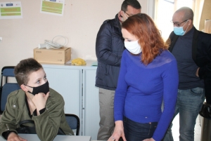 « Echanges fructueux entre la sous-préfète de l’Avallonnais et du Tonnerrois Cécile RACKETTE (à droite) et le jeune public ayant pris part à l’opération « Job Dating » de la Mission Locale. La représentante de l’Etat a pu prendre le pouls de la jeunesse en quête d’une vie meilleure en intégrant un emploi… ».