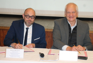 « Ils sont tout sourire, Nicolas SORET, vice-président de la Région et maire de Joigny et Jean-Jacques COIPLET, directeur de l’Agence Régionale de Santé (ARS) de Bourgogne Franche-Comté ! Le PETR Nord de l’Yonne entérine avec ces signatures, à l’instar de celles également apposées par les représentants des cinq communautés de communes de la partie septentrionale de notre territoire, le Contrat Local de Santé. Un dispositif favorable aux 130 000 habitants de ce secteur géographique… ».