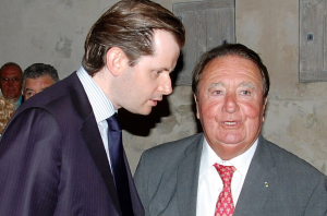 « Aux côtés de son fils spirituel et dauphin désigné, Guillaume LARRIVE, Jean-Pierre SOISSON aura régné en maître sur la destinée de l’Yonne, de l’Auxerrois et de la Puisaye, depuis…1967 ! Une longévité sans pareil qui prit fin lors de l’inauguration du groupe scolaire portant son nom à Laborde en juillet 2022, pour ce qui restera l’une de ses dernières apparitions publiques… ».