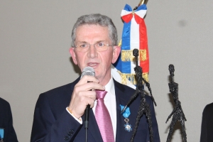 « Jamais il n’aura dérogé à ses ambitions professionnelles et à son irrésistible envie de réussir, soutenu par son épouse, Jacqueline, Marcel FONTBONNE a été reçu dans l’Ordre national du mérite en présence d’un parterre d’invités représentatif de la sphère politique, institutionnelle et économique de l’Yonne. Un vibrant plébiscite pour un homme dont le cheminement intellectuel et le parcours professionnel sont des modèles exemplaires à dupliquer… ».