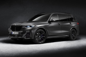 « Le X 7 Dark Shadow ne devrait sensibiliser que quelques acquéreurs très ciblés. La nouvelle production de BMW ne sera en effet fabriquée qu’en très petite quantité, environ cinq cents exemplaires… ».