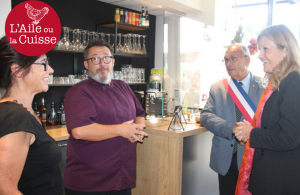 « La présidente de l’Assemblée Nationale Yaël BRAUN-PIVET s’est immergée quelques instants dans les cuisines du restaurant « L’Evidence » à Chevannes. L’occasion pour la représentante du Palais Bourbon de discuter avec le couple de professionnels gérant l’établissement, Christelle et Sébastien DUPORT. Au cœur de la réalité quotidienne des entrepreneurs… ».