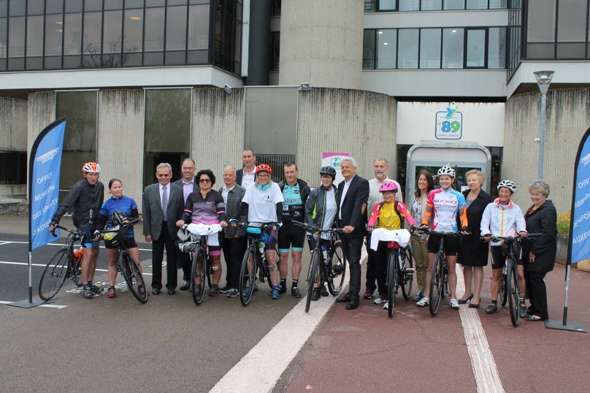 « Empruntant des chemins de traverse pour parcourir leur périple de 700 kilomètres (vélo route, voies départementales, pistes cyclables), les sept candidates à ce test d’effort particulier auront tout le loisir durant ces six prochains jours d’apprécier l’ergonomie et la praticabilité de leurs cycles. Dont on nous vante tant les qualités dans le cadre de la mobilité électrique… ».