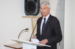 « Détendu et le sourire aux lèvres, le maire de Druyes-les-Belles-Fontaines Jean-Michel RIGAULT a procédé à un inventaire à la Prévert en énumérant les choses réalisées en 2023 et surtout les projets 2024 lors de la présentation de ses vœux. En point d’orgue, l’aménagement de la place du 08 Mai et la dynamique de l’offre restauration/hôtelière offerte par le quatrième village préféré des Français ! ».
