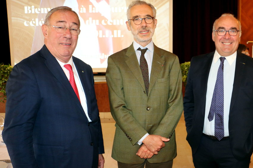 « Accueillis au son des tambours de la garde impériale, le préfet de l’Yonne Henri PREVOST, avec à ses côtés, Baudouin DELFORGE, Président de la Section icaunaise de la SMLH et Damien LECLERC, Directeur général de la Chablisienne ont participé à cet anniversaire où Nicolas SORET a souhaité voir des membres de la SMLH parrainer certains jeunes de la ville… ».