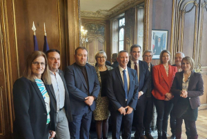 « Photo de famille pour la petite délégation d’élus locaux, invitée à rencontrer ce lundi à Paris lors d’un déjeuner échange, le porte-parole du gouvernement, Olivier VERAN. Thierry CORNIOT (avant-dernier à droite), maire de Seignelay, a pu évoquer les problématiques locales et le poids des élus de proximité… ».