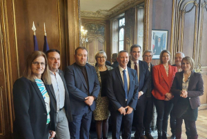 « Photo de famille pour la petite délégation d’élus locaux, invitée à rencontrer ce lundi à Paris lors d’un déjeuner échange, le porte-parole du gouvernement, Olivier VERAN. Thierry CORNIOT (avant-dernier à droite), maire de Seignelay, a pu évoquer les problématiques locales et le poids des élus de proximité… ». 