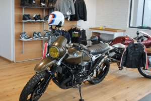 « A l’instar de ce commerce d’équipements de motocycles, la liste des établissements commerciaux pouvant encore accueillir du public est encore importante après les prises de décisions gouvernementales du 14 mars. Il faut attendre désormais le contenu de l’allocution télévisée d’Emmanuel MACRON pour observer si certaines catégories de commerces deviennent totalement obsolètes en cas de confinement… ».