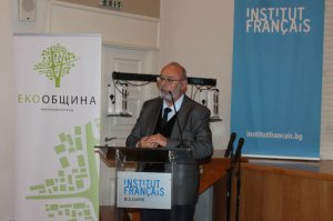 « C’est en 1990 que Jacques GILET pose la première pierre de l’édifice, les « Entretiens de Champignelles » qui ont fêté leur trentième anniversaire l’année dernière. Ce laboratoire d’idées à l’échelle européenne accueille nombre d’élus de l’Yonne en quête de découvertes inspirantes… ».