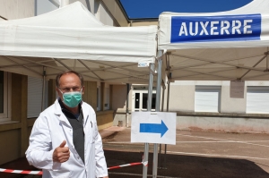 « Il suffit de se garer à l’endroit indiqué en respectant les consignes pour effectuer le dépistage sur rendez-vous du COVID-19 sur le drive mis en place par la CPAM de l’Yonne à Auxerre au Centre d’Examens de Santé…Les docteurs Saïd BROUCHE et Daniel PHILIPPE vous y attendent ! ».