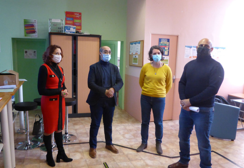 « Grâce au PEC (Parcours emploi compétences), les jeunes éloignés de la réalité du travail remettent le pied à l’étrier en bénéficiant de ce partenariat coordonné autour de l’emploi, la formation et l’accompagnement. Un triptyque gagnant qui satisfait la sous-préfète de l’Avallonnais/Tonnerrois Cécile RACKETTE… ».