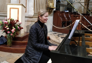 « Une fois n’est pas coutume, la pianiste Ekaterina DENISSOVA-BRUGGEMAN délaisse le répertoire des grands compositeurs russes pour inviter le public à redécouvrir les richesses du classique à la française. Un récital prévu le 21 mai en l’église de Pont-sur-Yonne… ».