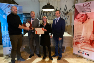 « Heureux Nicolas BONNET ! Le tailleur de pierre, MOF et Maître Artisan de la discipline artisanale, a reçu une nouvelle récompense (le Trophée Numéric’Artisanat 2024) des mains du sous-préfet de Sens, Wassim KAMEL et du président de la Chambre de Métiers et de l’Artisanat de l’Yonne, Jean-Pierre RICHARD. Il le doit à une débiteuse à commande numérique… ».