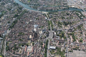 « Du 22 au 25 juillet, les représentants de la Chambre de Commerce et de l’Industrie, associés à ceux de la Chambre des Métiers et de l’Artisanat, rencontreront les professionnels destinataires de l’enquête d’opinion diligentée par la Ville de Sens. Objectif : étayer ces questionnaires afin de saisir les desiderata des acteurs de la filière dans le cadre de la redynamisation du cœur de ville de la capitale du Nord de l’Yonne... ».