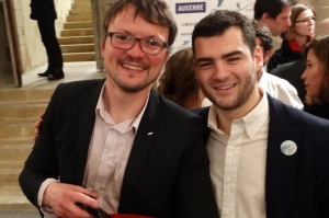 « Le nouveau président de la Jeune chambre économique d’Auxerre, Adrien BAILLY, (à droite) hérite d’un copieux programme de la part de son prédécesseur, Edouard LEPESME. Environnement, développement économique, animation culturelle et promotion du tourisme-sans oublier la sensibilisation aux circuits courts-, constitueront les axes de travail essentiels de cette nouvelle année qui s’annonce intense pour les jeunes pensionnaires de ce mouvement associatif hors norme. Quant à l’incontournable animation autour d’un viticulteur, déclinée chaque 20 du mois, elle offre une vitrine incomparable pour ce réseau de jeunes citoyens, ouverts au monde… ».