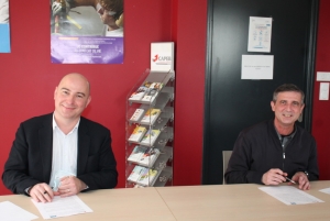 « Le « vieux couple » de partenaires que sont la MAAF et la CAPEB de l’Yonne prorogent leur convention relationnelle pour une durée indéterminée. L’acte a été signé symboliquement par David LENNE, responsable commercial du groupe assurantiel de Niort et Jean-Pierre RICHARD, président du syndicat patronal qui office au service des artisans du bâtiment… ».