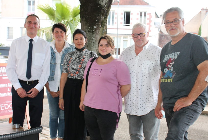 « Les équipes de Pôle Emploi et de l’UMIH Yonne se mobilisent en faveur du recrutement en cette période estivale, synonyme de reprise de l’activité. Yves HUTIN, Eric MOUTARD et Corinne ROGUIER ont écouté avec grand intérêt le témoignage d’un couple de restaurateurs italiens, Mounira et Marco ANDRIOLO-GODFRIN sur leurs difficultés… ».