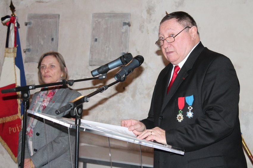 « Fidèles à leur célèbre devise, « honneur et patrie », les membres de la Légion d’Honneur de l’Yonne se sont retrouvés lors de la traditionnelle cérémonie des vœux à Auxerre où le président départemental Jean-François PIRET a évoqué le nécessaire travail de transmissions des valeurs humaines et morales auprès des jeunes générations. « Dans une France menacée par des intégrismes nauséabonds, plus que jamais nous devons défendre les valeurs de la République… devait-il insister… ».