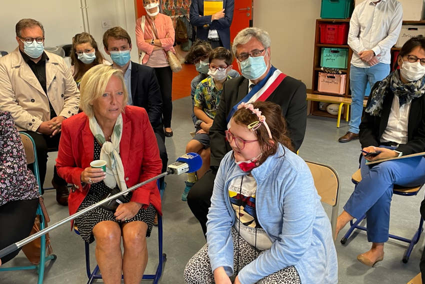 « Présente dans l’Yonne ce lundi 13 septembre, la secrétaire d’Etat en charge des Personnes handicapées Sophie CLUZEL a constaté de visu l’exécution de la politique voulue par le gouvernement en visitant l’école primaire de Vincelles où intervient l’EPNAK. Développer un grand service public de l’école ouvert à l’inclusion et à la tolérance est sa priorité… ».