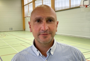 « On doit la réalisation du gymnase du collège Albert Camus à Auxerre à l’architecte Benoît BAZEROLLES et à l’un de ses collaborateurs, Romain PIERSON. Le cabinet ATRIA a respecté le cahier des charges initial, livrant la structure dans les délais impartis malgré la pandémie… ».