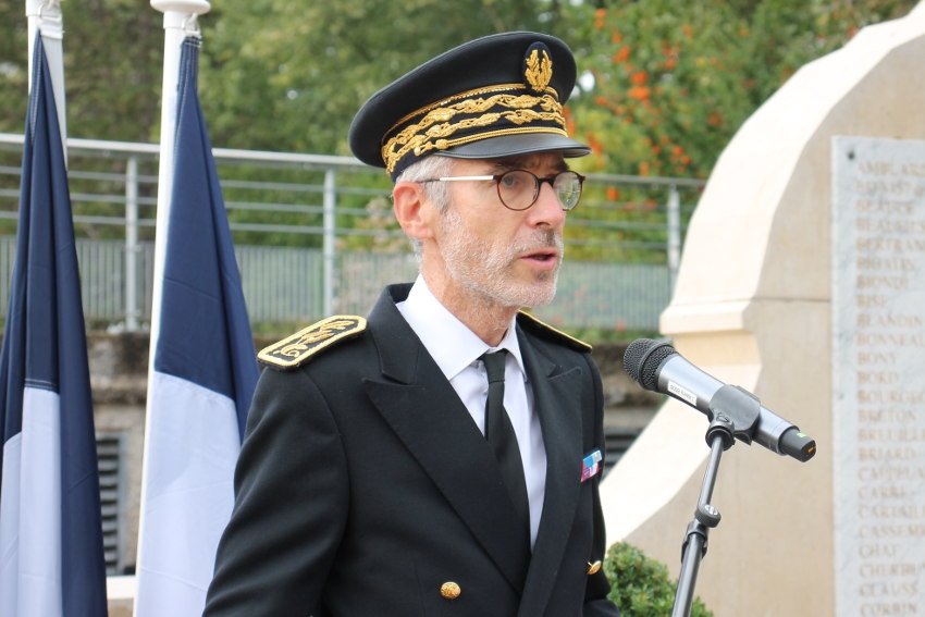 « Exit les rassemblements et réunions de plus de six personnes dans les établissements accueillant du public ! Et ce dès ce samedi 17 octobre. Le préfet de l’Yonne Henri PREVOST a présenté une nouvelle série de mesures visant à renforcer la protection sanitaire sur notre territoire…Le chiffre 6 prend désormais toute son importance… ».