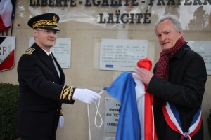 « Se faisant le porte-parole du président de la République dont il a lu le message solennel, le sous-préfet et directeur de cabinet du préfet de l’Yonne, Tristan RIQUELME, a rappelé les valeurs de notre pays face à l’obscurantisme et la barbarie. De nombreuses pièces musicales ont agrémenté cette cérémonie digne et sobre placée sous le sceau du souvenir…Avant que ne soit dévoilée la stèle avec le maire Guy FEREZ ».