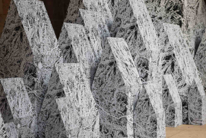 « Entre architecture et nature, visions insolites et onirisme, les installations et sculptures d’Anaïs LELIEVRE offrent un dépaysement artistique garanti. Le fruit de sources d’inspiration à l’exotisme certain, Islande, Brésil ou Arabie Saoudite… ».