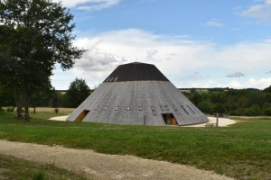 « Un univers à découvrir en famille, de manière pédagogique et ludique, cet été en Puisaye : La Pyramide du Loup. Une expérience à vivre dans la quiétude de la forêt à proximité de Toucy… ».